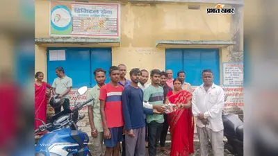 खेल के मैदान में आगे बढ़ेंगे गांव के युवा, मांडू में खिलाड़ियों को बांटे गए फुटबॉल