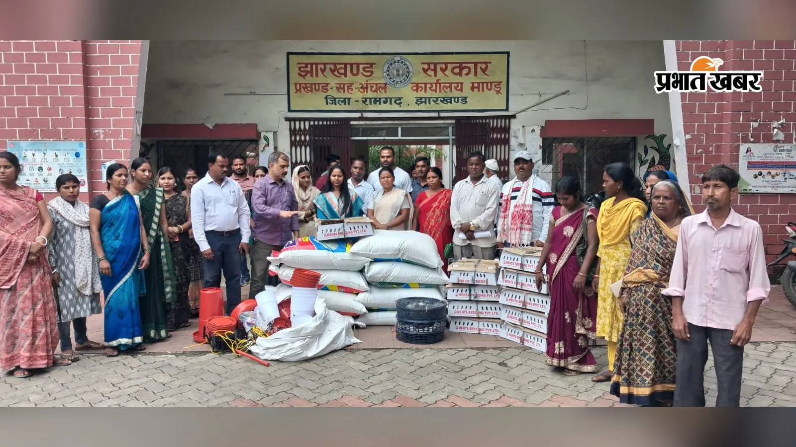 मुख्यमंत्री पशुधन योजना से मांडू में रोजगार की राह आसान, 14 लाभुकों को मिली मुर्गीपालन यूनिट