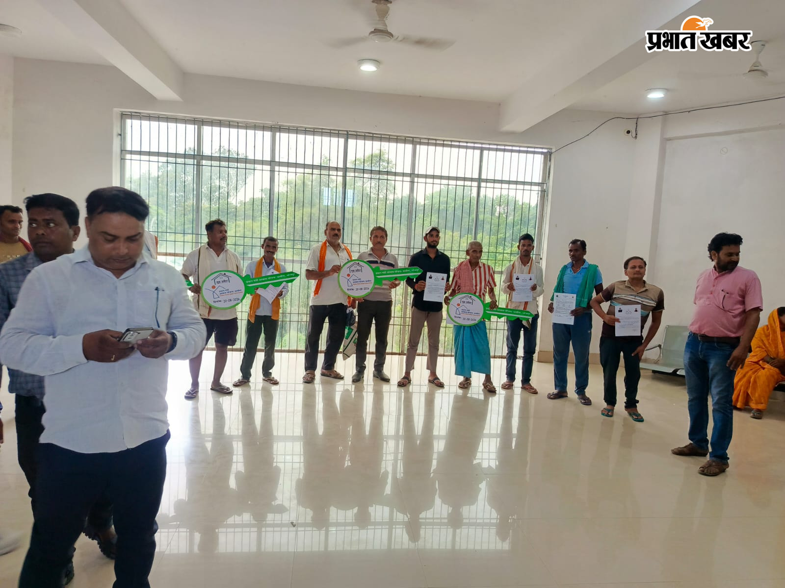 चाभी देते बिस सुत्री अध्यक्ष व पदाधिकारी स्वीकृति पत्र, संदेश पत्र  | Prabhat Khabar Network