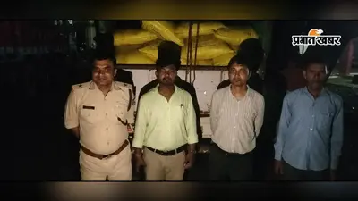 166 बोरा यूरिया लदे दो पिकअप जब्त, चालक और कारोबारी फरार