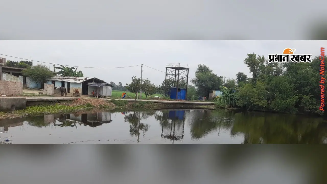 लदनियां में हवा में झूल रही PCC सड़क, तालाब के कटाव ने बढ़ाई ग्रामीणों की चिंता
