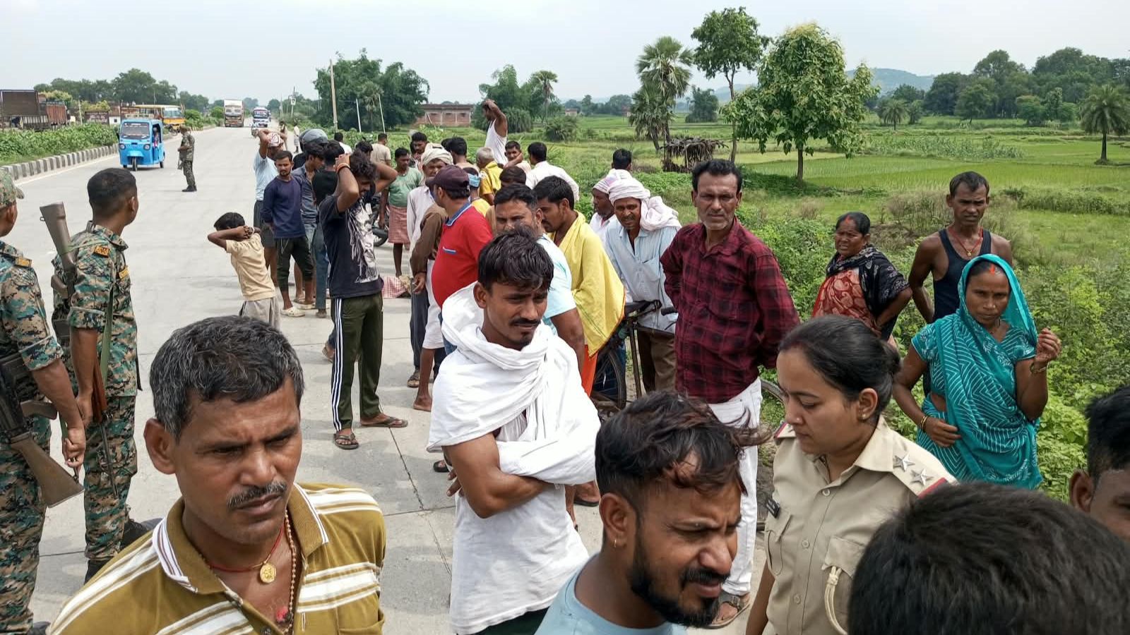 घटना के बाद ग्रामीणों की लगी भीड़