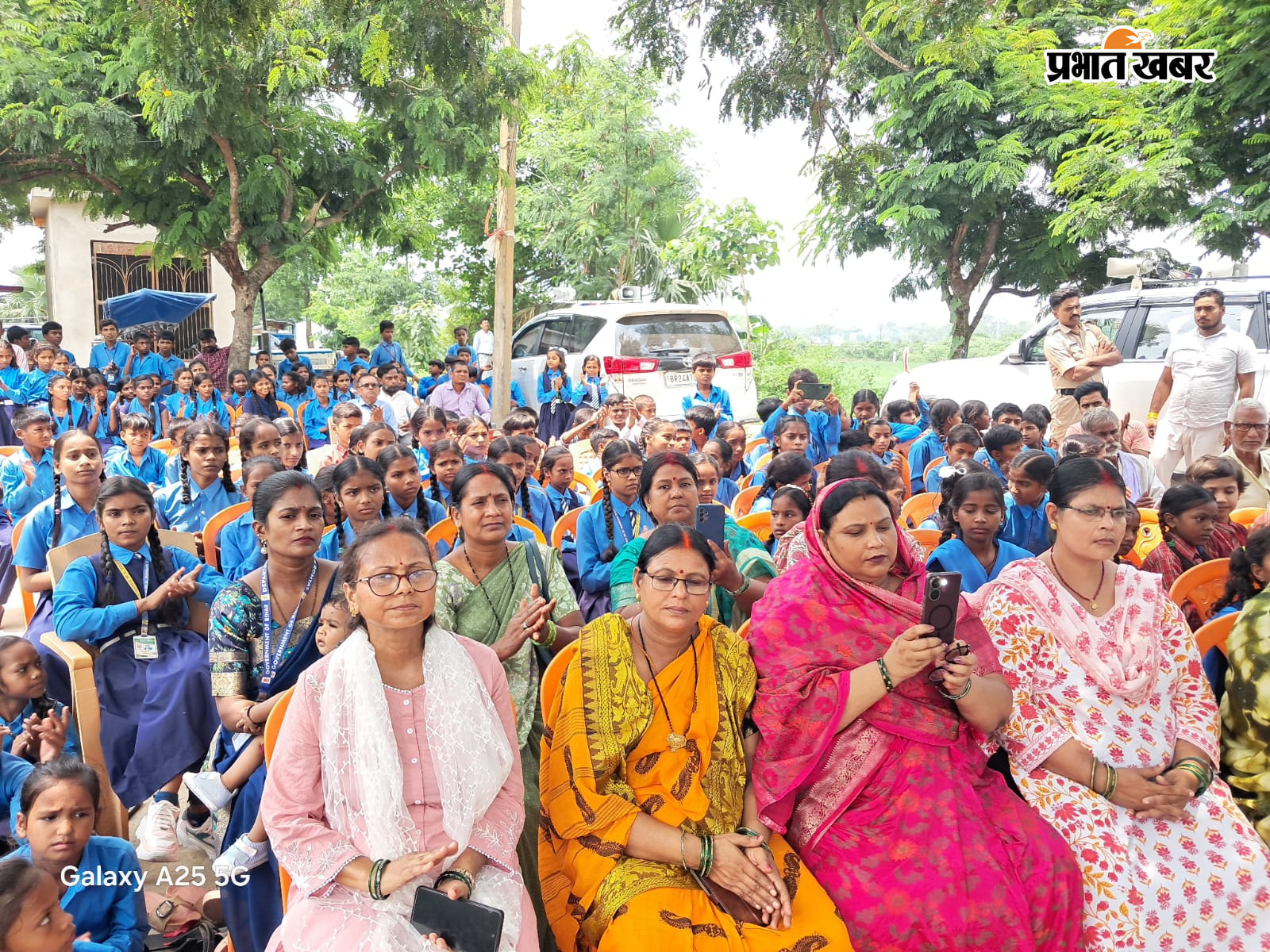 प्रदर्शनी निहारते अतिथि और कार्यक्रम में उपस्थित स्कूली बच्चे और अभिभावक | Prabhat Khabar Network
