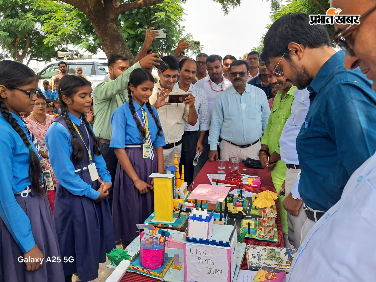 प्रदर्शनी निहारते अतिथि और कार्यक्रम में उपस्थित स्कूली बच्चे और अभिभावक | Prabhat Khabar Network