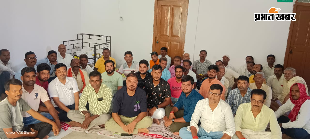 फोटो कैप्शन: नोखा में आयोजित फेयर प्राइस डीलर एसोसिएशन की बैठक में शामिल डीलर एवं संघ के पदाधिकारी | Prabhat Khabar Network