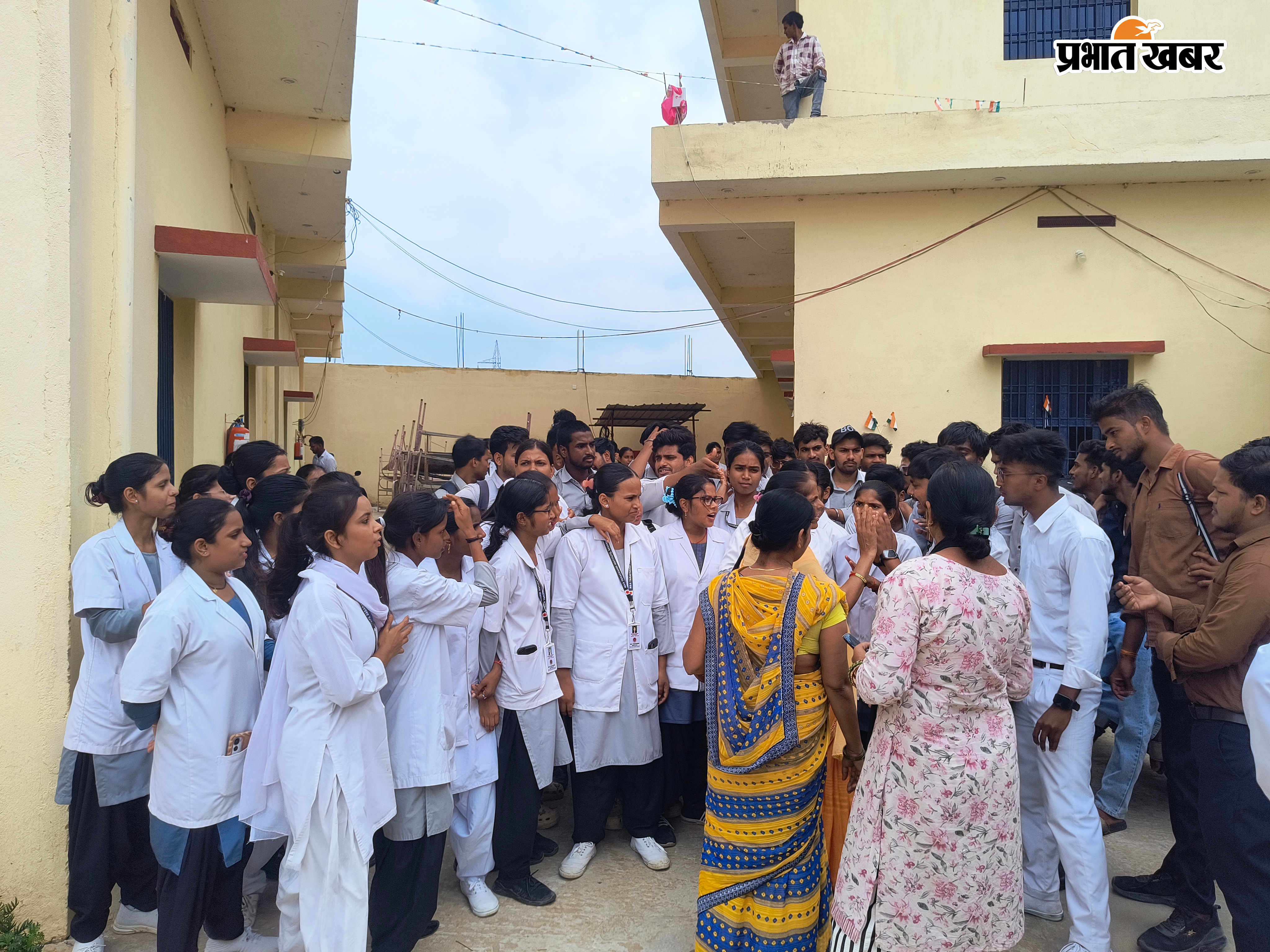 फोटो - शेरशाह मेडिकल कॉलेज परिसर में नारेबाजी करते नर्सिंग छात्र-छात्राएं | Prabhat Khabar Network