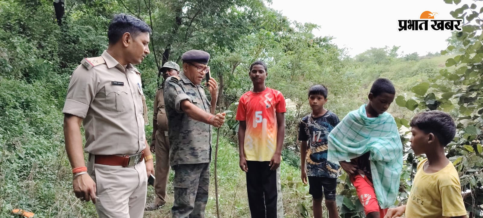 आमदा ओपी क्षेत्र के कुचाई गांव के समीप शंख नदी पर बरामद अज्ञात शव के संबंध में जानकारी लेते आमदा ओपी प्रभारी राम रेखा पासवान | Prabhat Khabar Network