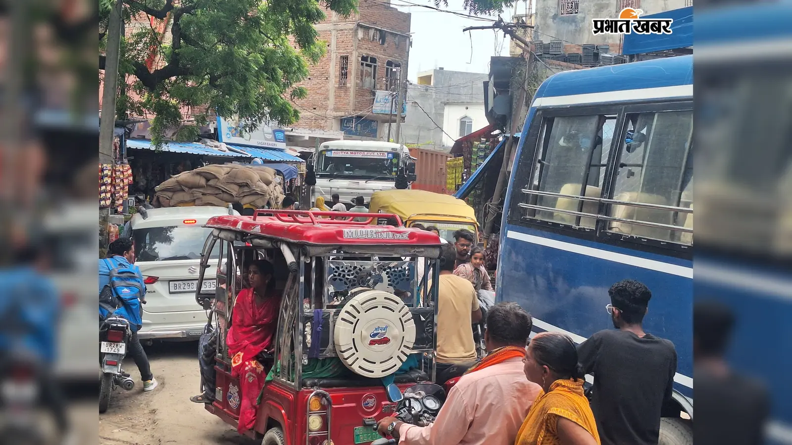 गोपालगंज: 4-4 घंटे लग रहा जाम! बथुआ बाजार में कांवरियों की बसें फंसी, अतिक्रमण के कारण एंबुलेंस निकलना भी मुश्किल