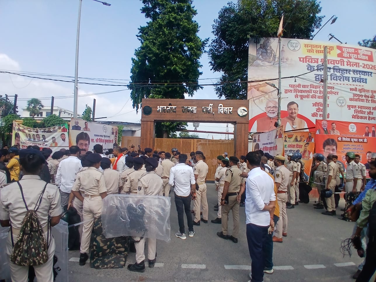 पटना में बीजेपी प्रदेश मुख्यालय के बाहर खड़े पुलिसकर्मी।