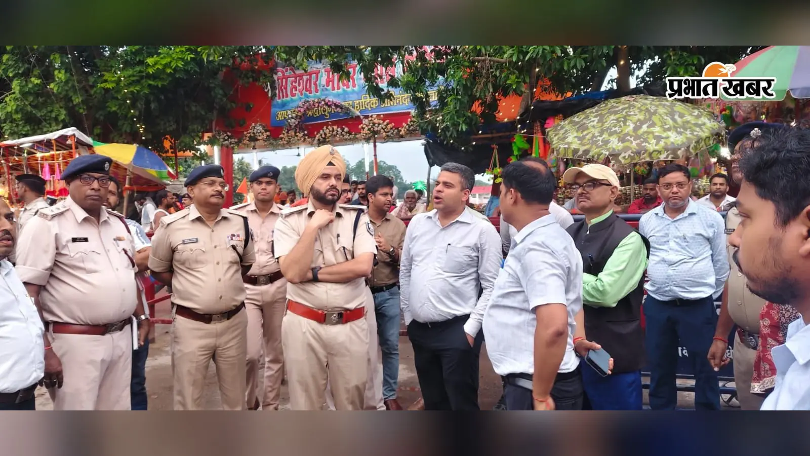 अंतिम सोमवारी पर सिंहेश्वर मंदिर में भक्तों की भीड़, DM-SP ने खुद जांची सुरक्षा व्यवस्था
