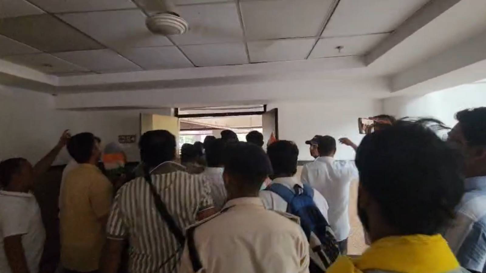 मंत्री से मुलाकात की मांग को लेकर प्रदर्शन करते कौशल विकास केंद्र संचालक