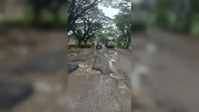 सड़क में गड्ढे या गड्ढों में सड़क? NH-143 पर हर कदम खतरा