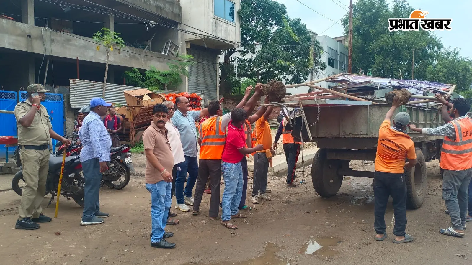 रामगढ़ में अतिक्रमण पर चला छावनी परिषद का बुलडोजर, टायर मोड़ से ब्लॉक चौक तक हटाईं दुकानें-झुग्गियां
