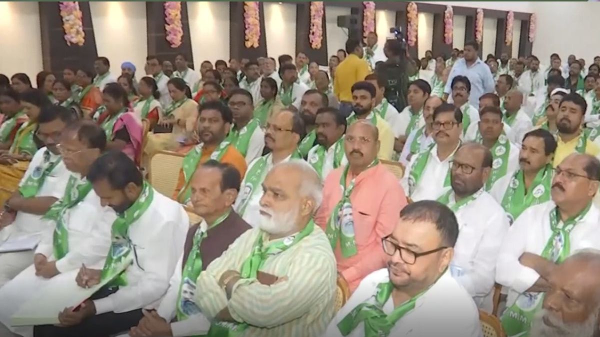 बैठक में मौजूद झामुमो कार्यकर्ता 