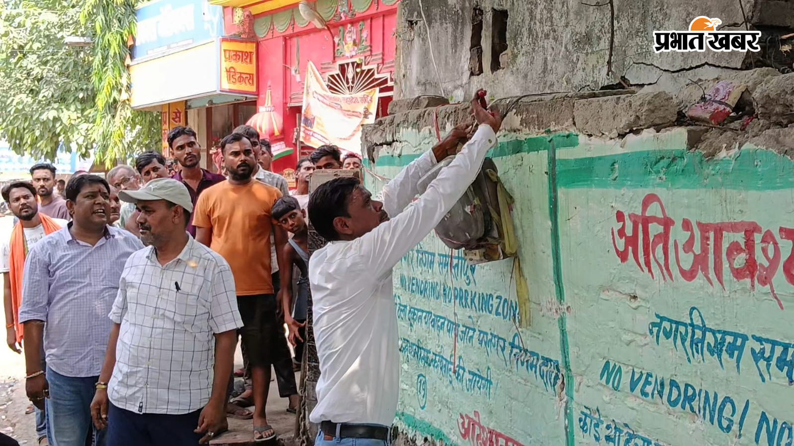 सड़क किनारे फुटपाथी दुकान से बिजली का कनेक्शन हटाते कर्मी | Prabhat Khabar Network