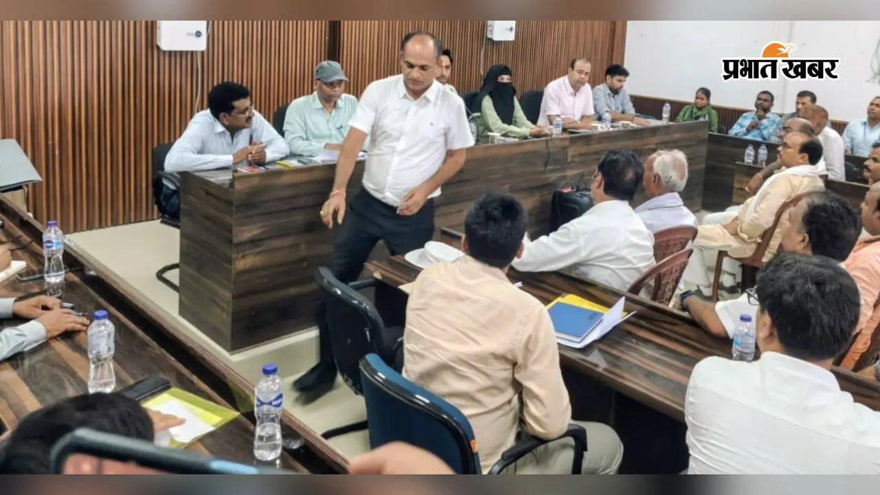 सीवान के नवनियुक्त डीएम विजय प्रकाश मीणा ने किया बड़हरिया का दौरा, विकास योजनाओं की ली जानकारी