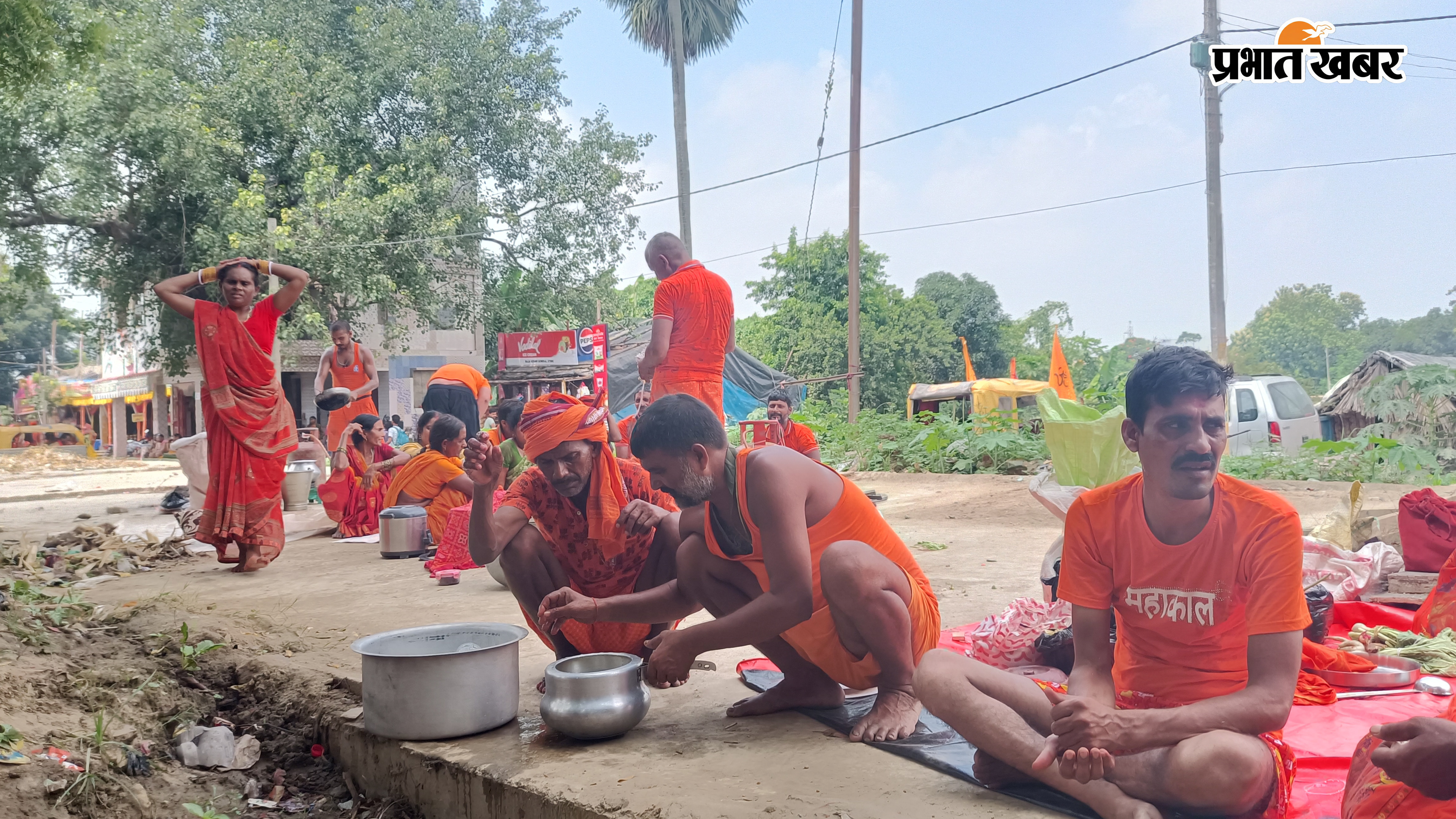 राहत का ठिकाना: गोगाचक के पास निर्माणाधीन पुल के समीप जमीन पर बैठकर विश्राम करते और भोजन-पानी की तैयारी करते श्रद्धालु कांवरिया. | Prabhat Khabar Network