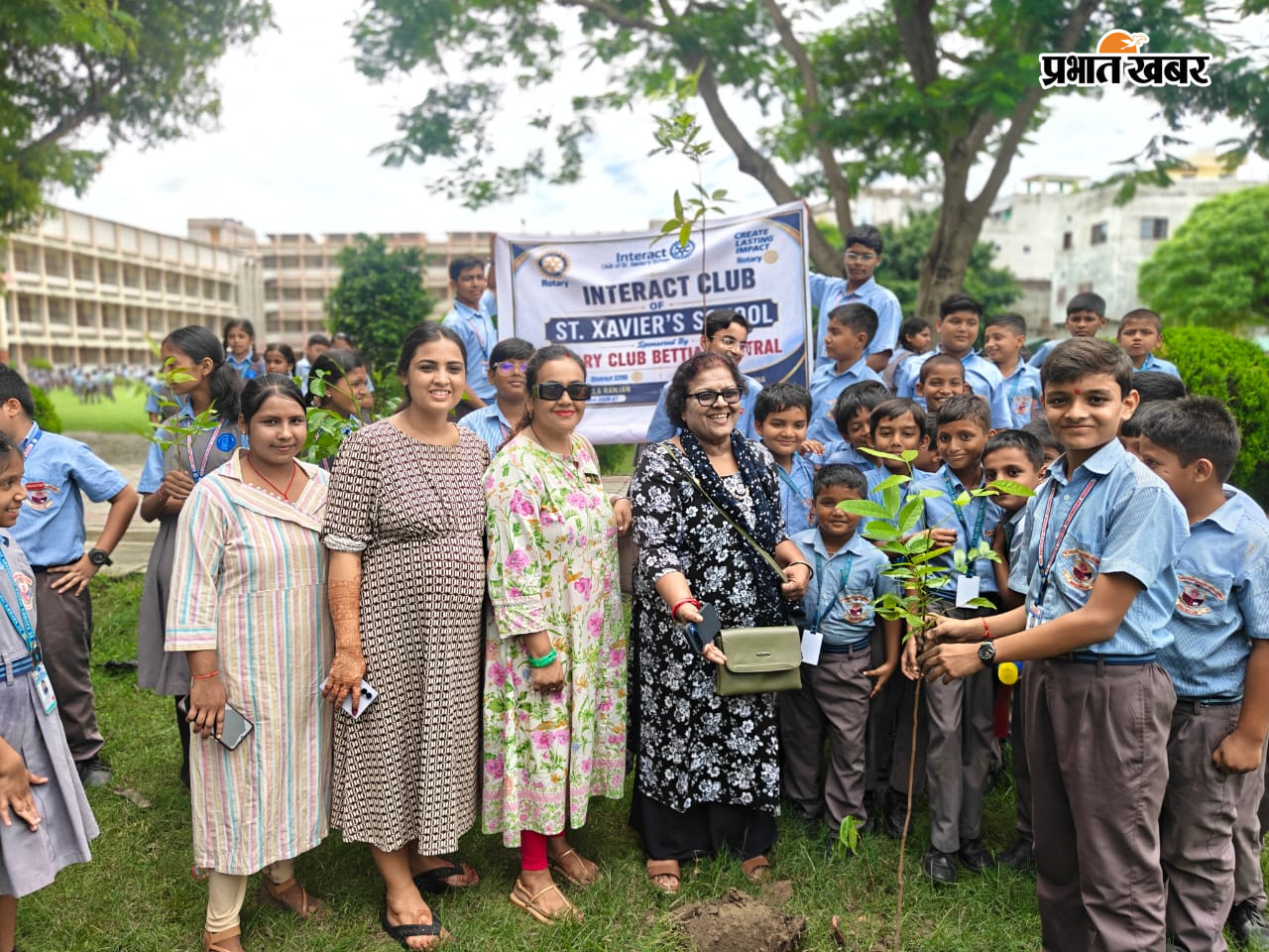 फोटो : विद्यार्थियों के साथ पौधारोपण करते रोटरी बेतिया सेंट्रल के सदस्य व मौजूद प्रिंसिपल | Prabhat Khabar Network
