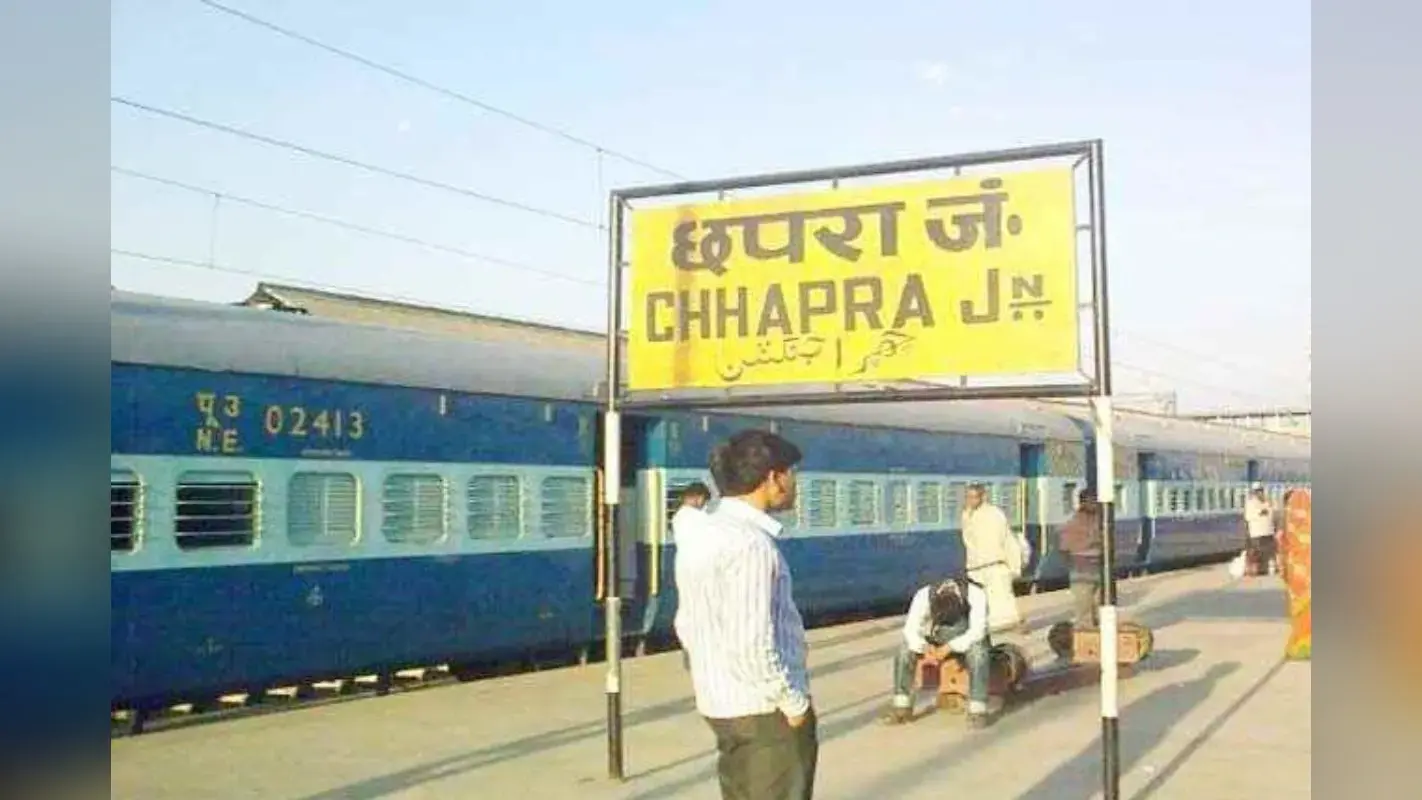 इमरजेंसी में जेब ढीली कर रहे छपरा जंक्शन के यात्री, जानिए प्लेटफॉर्म से लेकर सर्कुलेटिंग एरिया तक का हाल