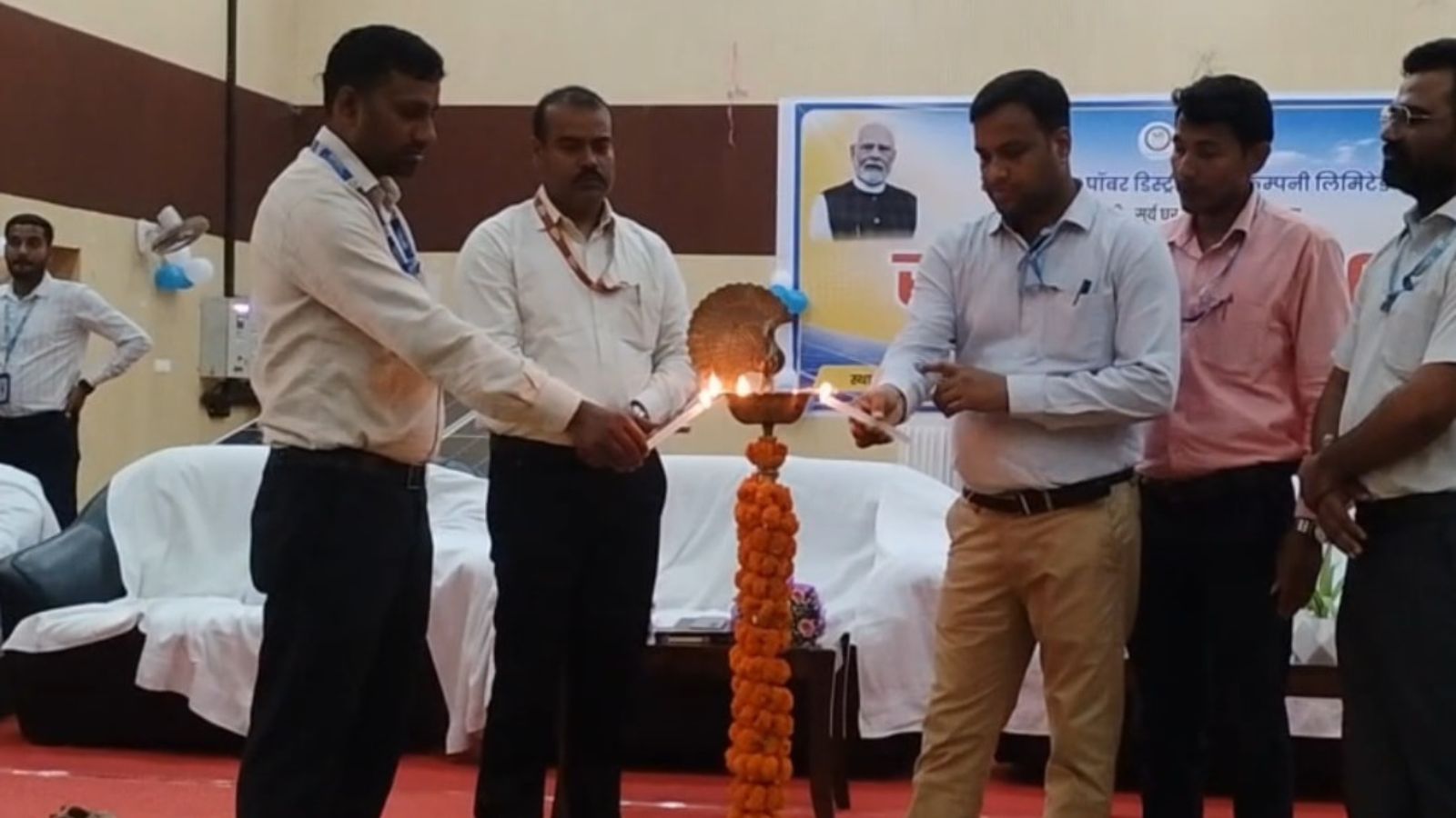 दीप प्रज्वलित कर सोलर लोन मेले का शुभारंभ करते अधिकारी