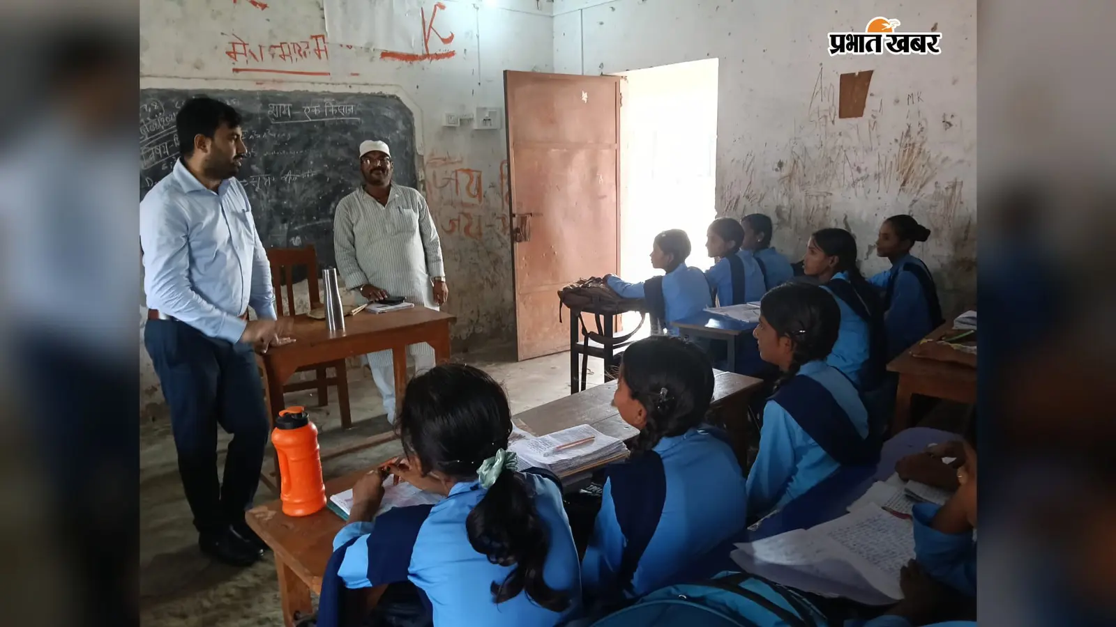 औचक निरीक्षण: स्कूल में गुरुजी बने डीपीओ, बच्चों को पढ़ाया हिंदी-गणित, व्यवस्था देख हुए गदगद