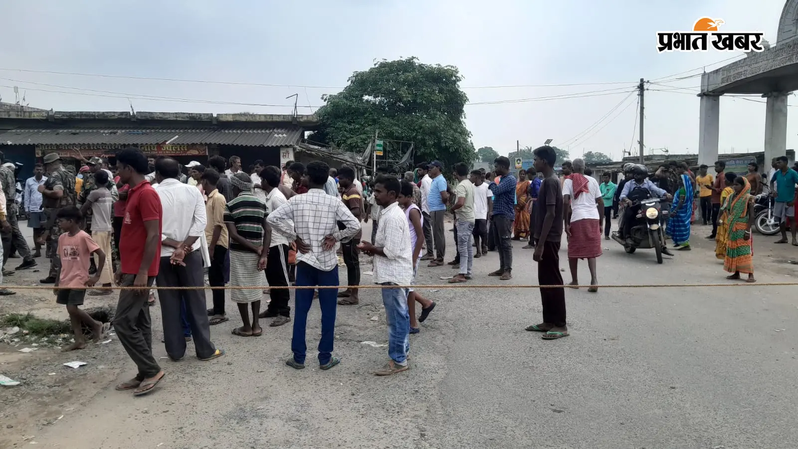 सड़क हादसे में घायल संगम रवानी की मौत के बाद मुआवजे को लेकर सड़क पर उतरे ग्रामीण