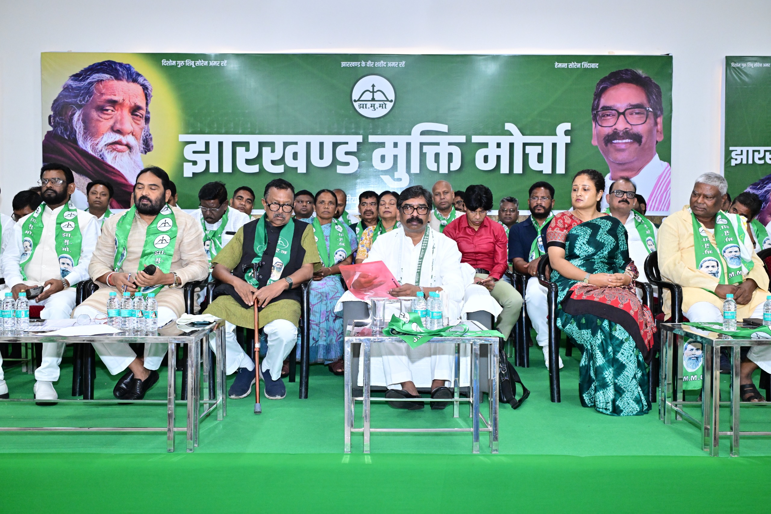 मंच पर बैठे मुख्यमंत्री हेमंत सोरेन और विधायक कल्पना सोरेन 