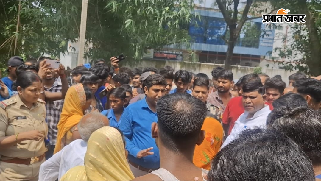 सड़क जाम करते आक्रोषित लोगों को समझाते स्थानीय विधायक व पुलिस | Prabhat Khabar Network