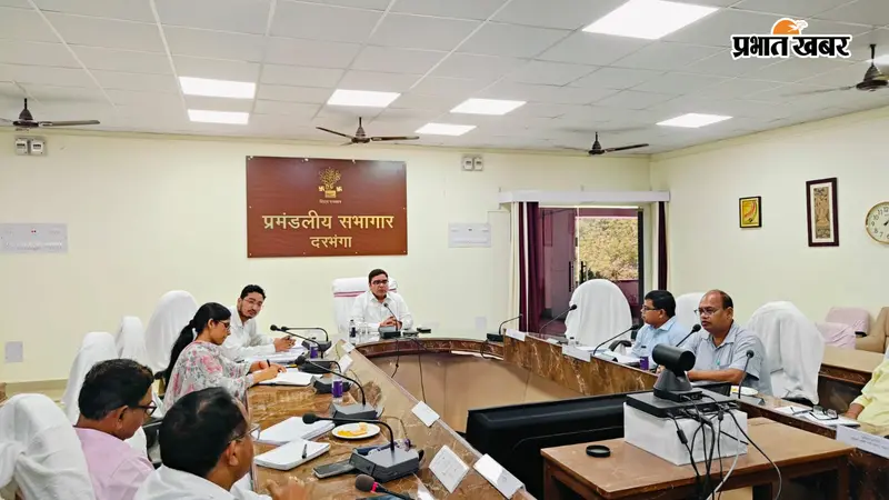 संभावित बाढ की तैयारी को लेकर आयोजित बैठक में शामिल प्रमंडल आयुक्त व अन्य | Prabhat Khabar Network