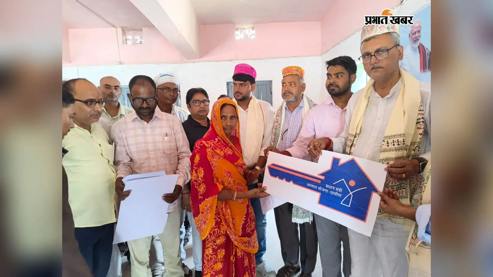 31 परिवार को विधायक ने सौंपी आवास की चाबी