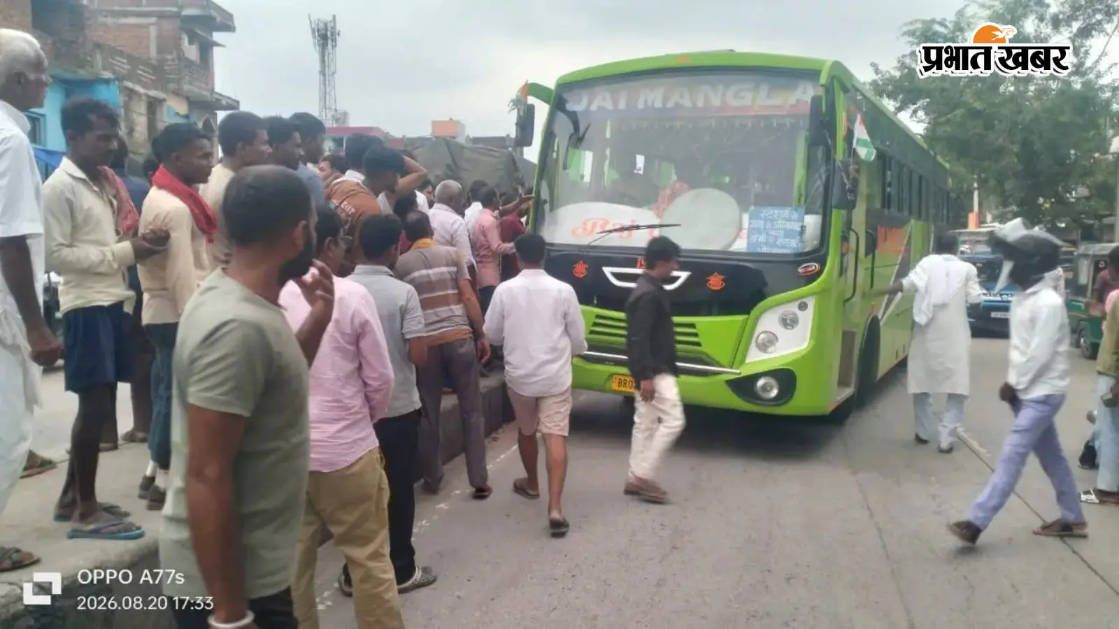 औरंगाबाद में ओवरटेक के दौरान ट्रेलर से टकरायी सवारी बस, डिवाइडर से भिड़ी, बाल-बाल बचे यात्री
