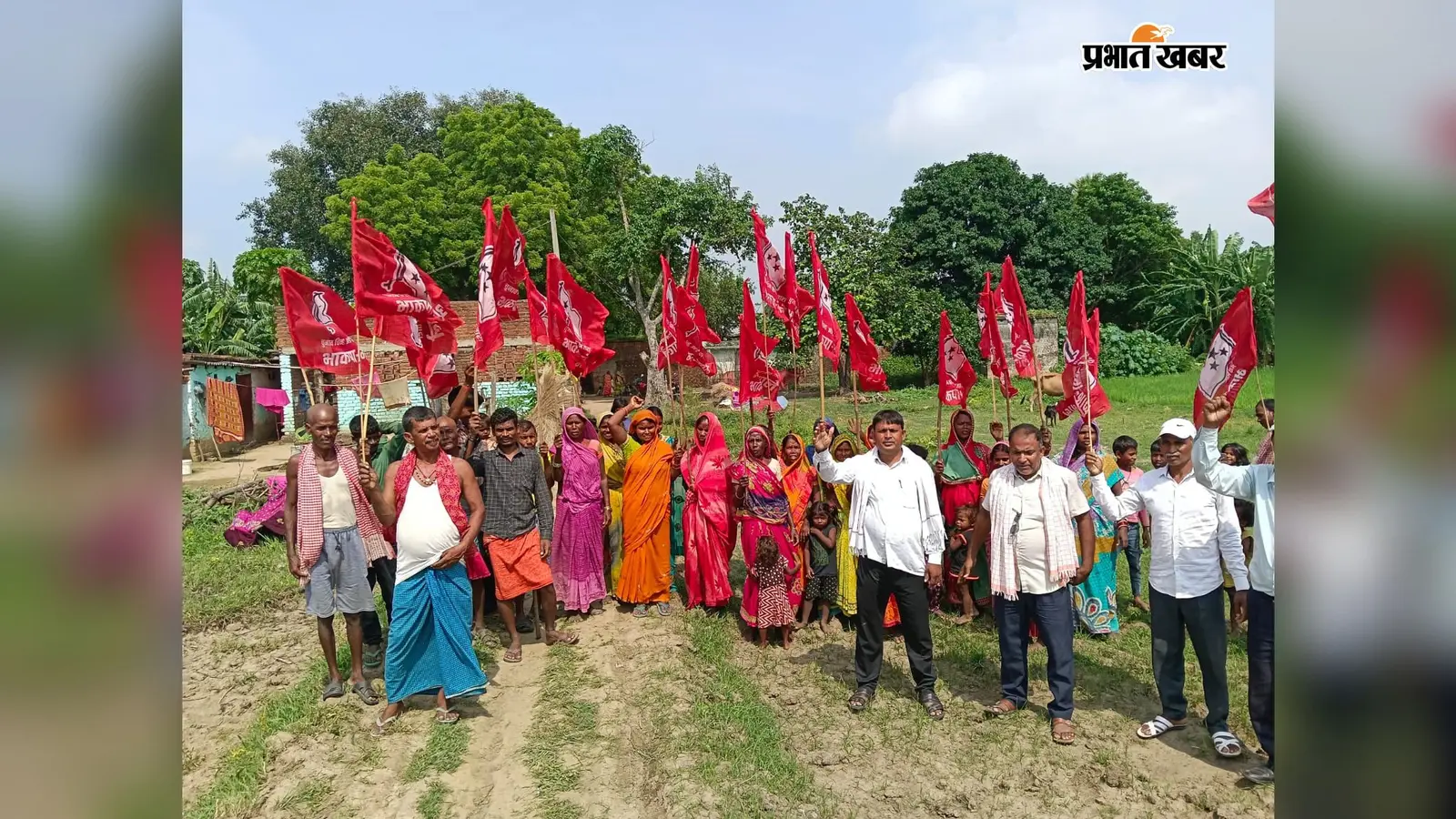 सड़क, नाला और पेयजल की बदहाली से नाराज ग्रामीणों का प्रदर्शन, 55 परिवारों ने उठाई सुविधाओं की मांग