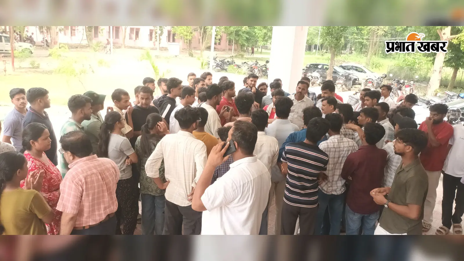मेस में रोटी को लेकर हुआ विवाद, अचानक गर्म तेल से झुलसीं 3 छात्राएं, जानें पूरा मामला
