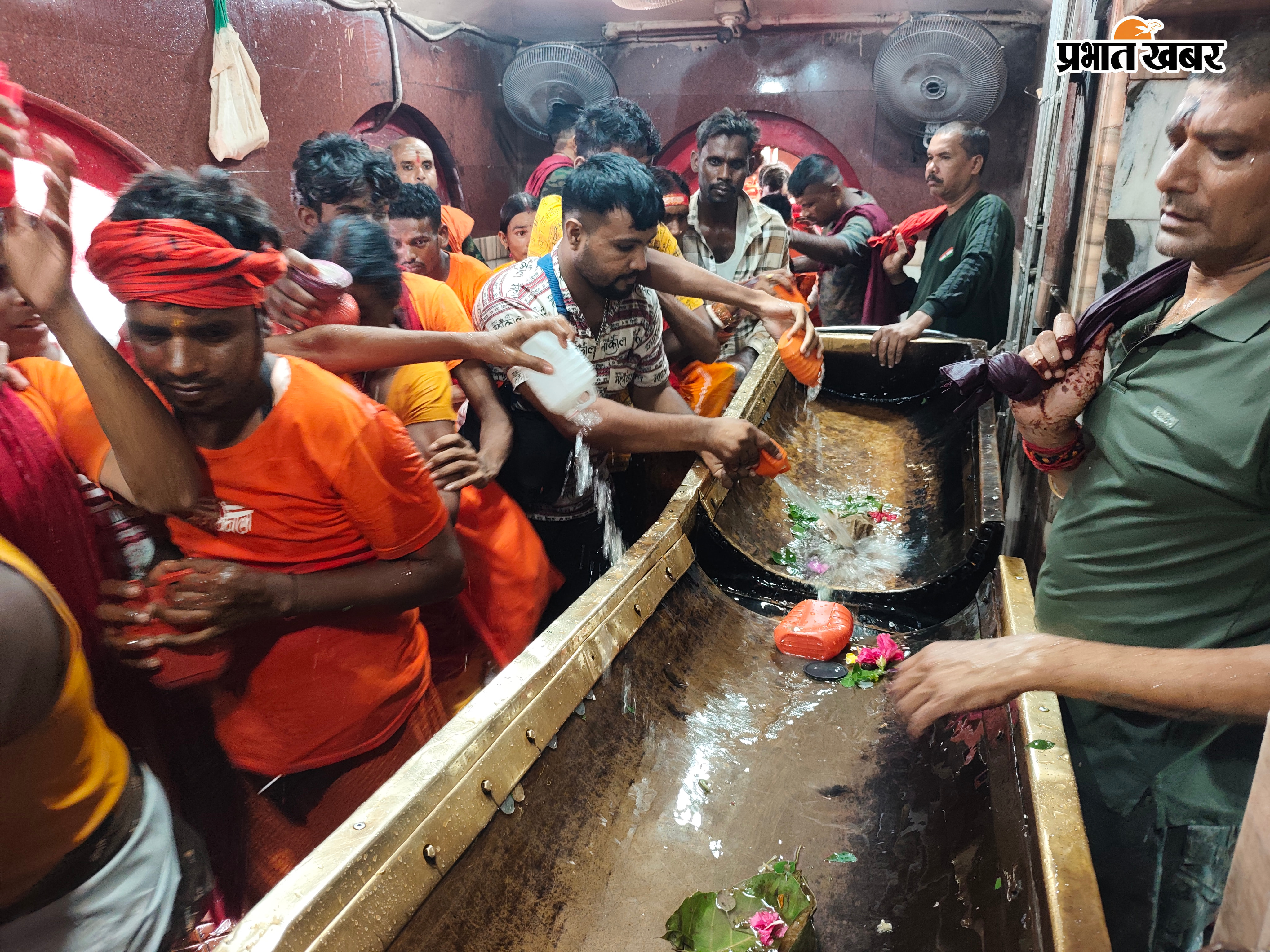 बासुकिनाथ मंदिर में भक्तों की भीड़, अरघा में जल डालते, आरती करते व कतारबद्ध श्रद्धालु | Prabhat Khabar Network