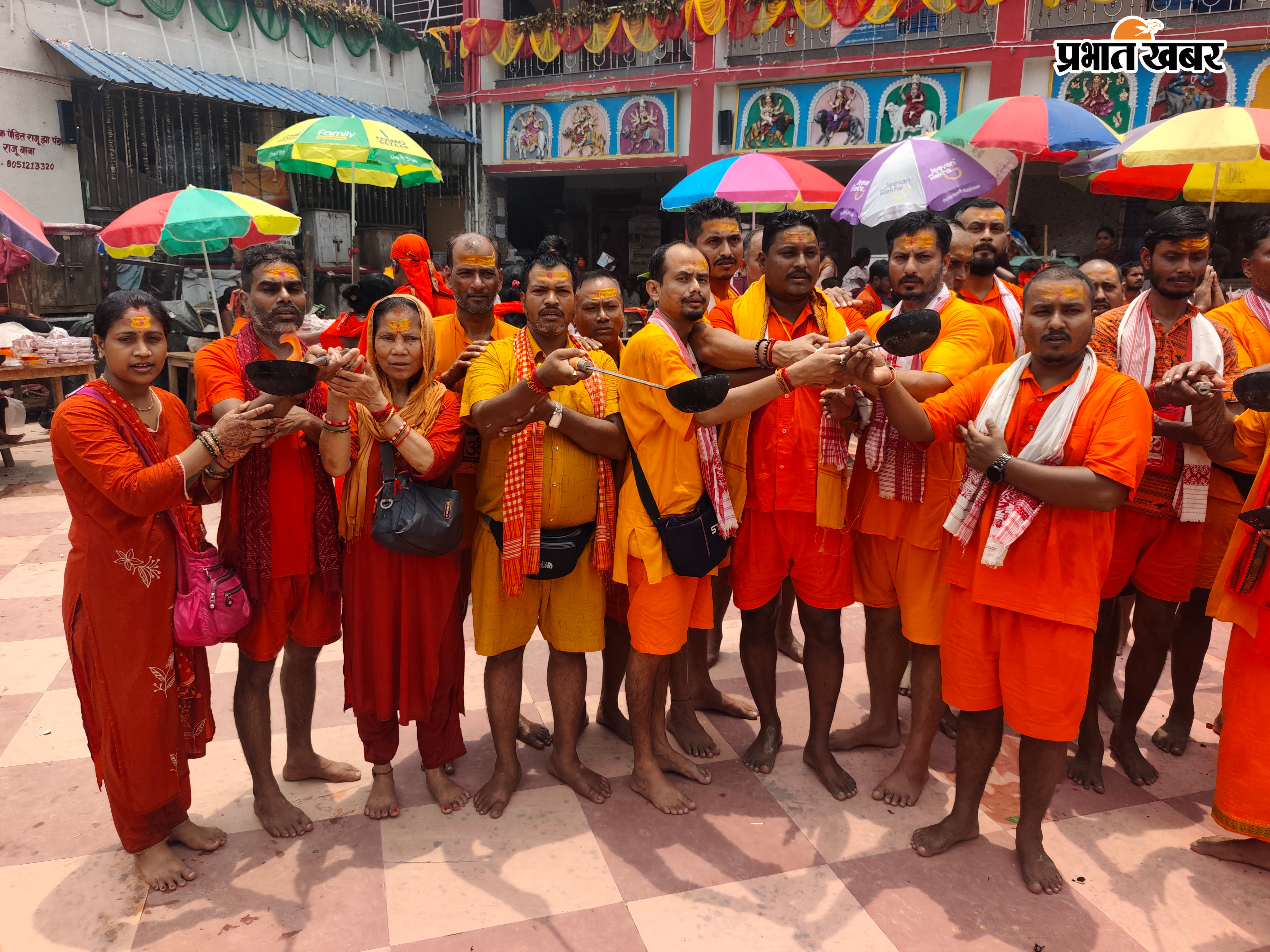 बासुकिनाथ मंदिर में भक्तों की भीड़, अरघा में जल डालते, आरती करते व कतारबद्ध श्रद्धालु | Prabhat Khabar Network