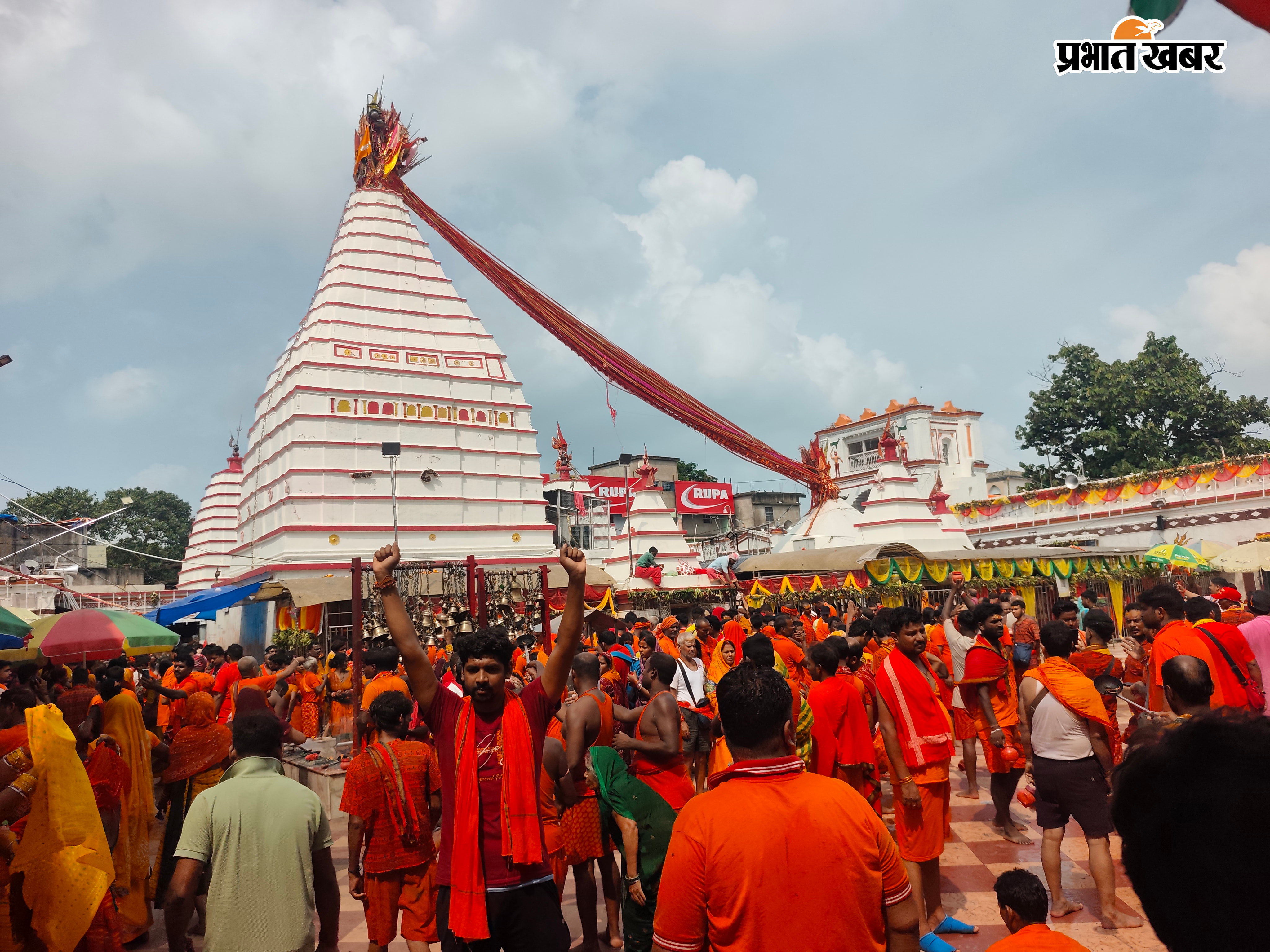 बासुकिनाथ मंदिर में भक्तों की भीड़, अरघा में जल डालते, आरती करते व कतारबद्ध श्रद्धालु | Prabhat Khabar Network