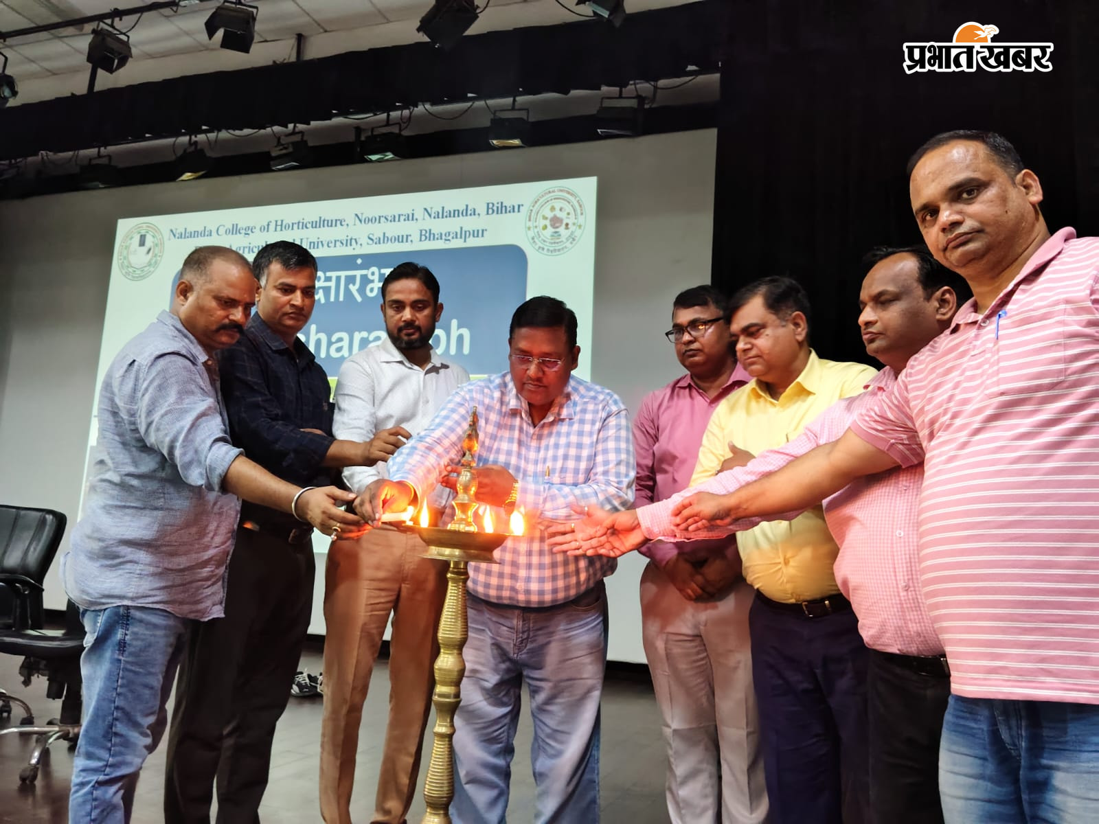 दीक्षांत समारोह में उपस्थित छात्र-छात्रा व शिक्षक, कार्यक्रम का उद्घाटन करते प्राचार्य व अन्य | Prabhat Khabar Network