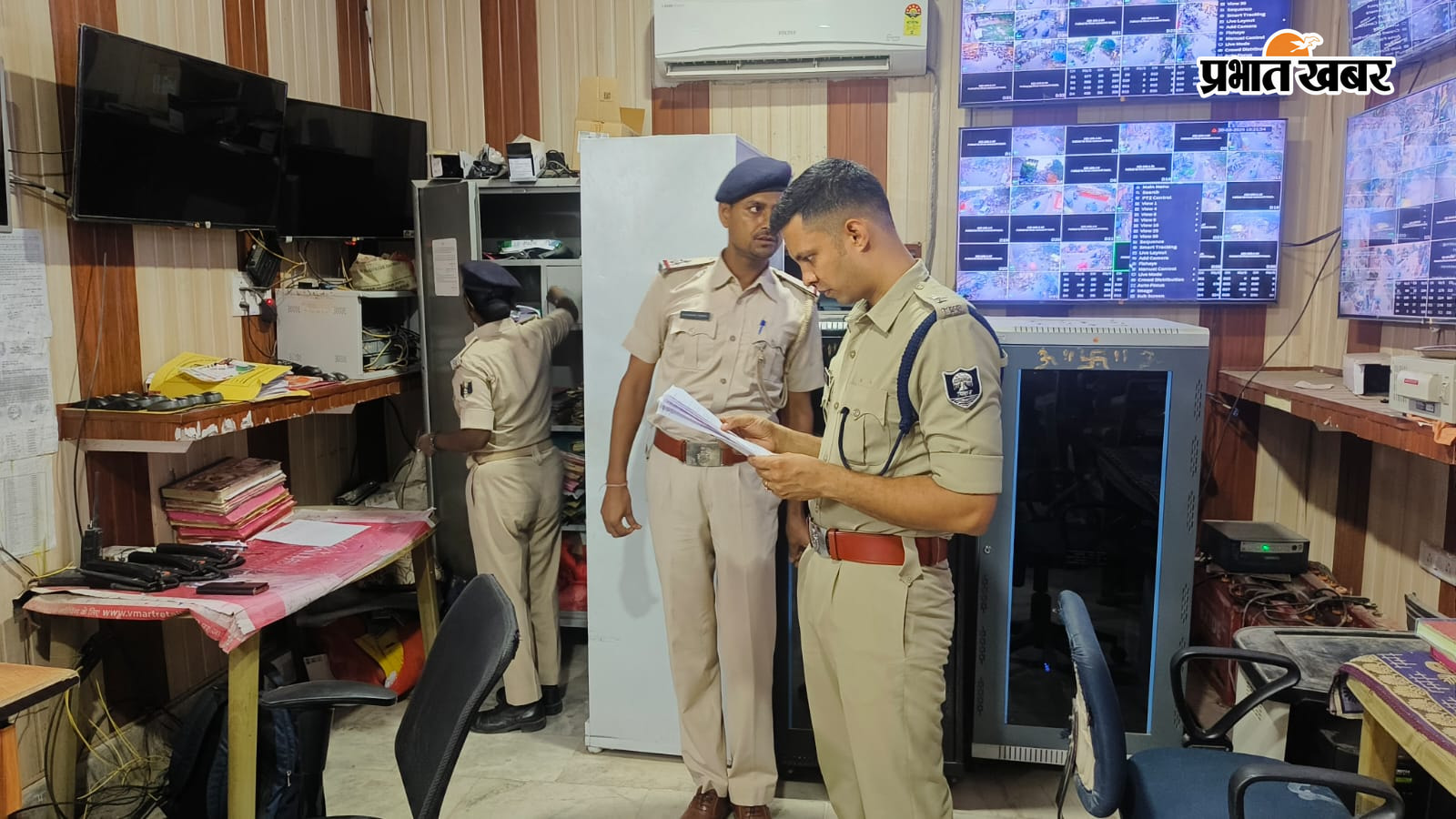 पुलिस कार्यालय की शाखाओं का निरीक्षण करते एसपी अवधेश दीक्षित