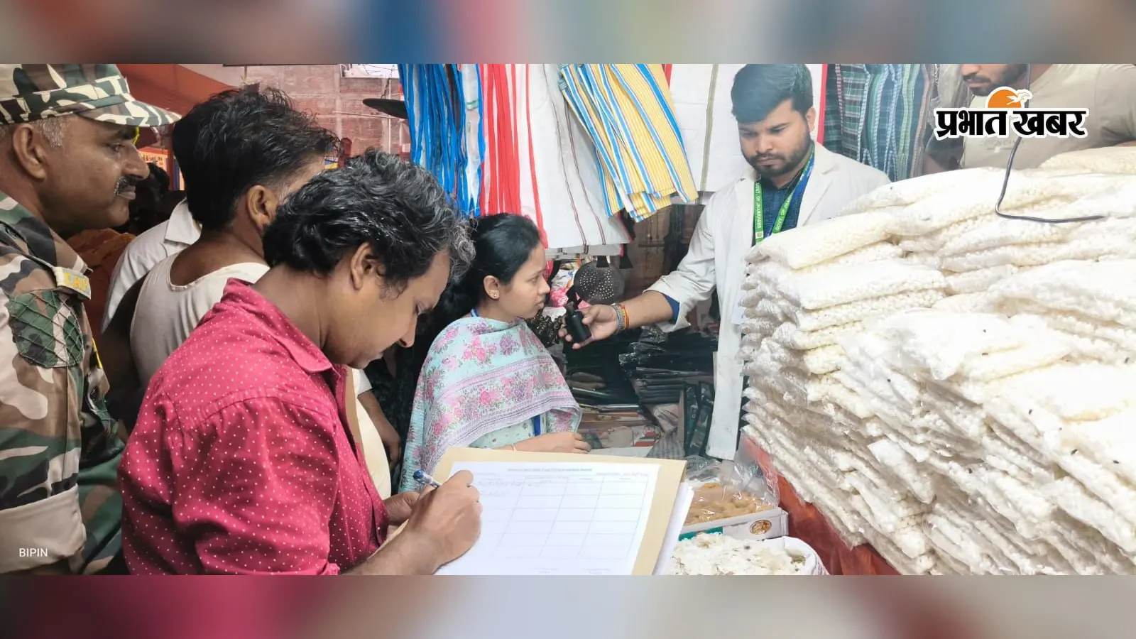 बासुकिनाथ में खाद्य सुरक्षा विभाग का शिकंजा, 155 किलो फंगस लगे पेड़े कराये नष्ट