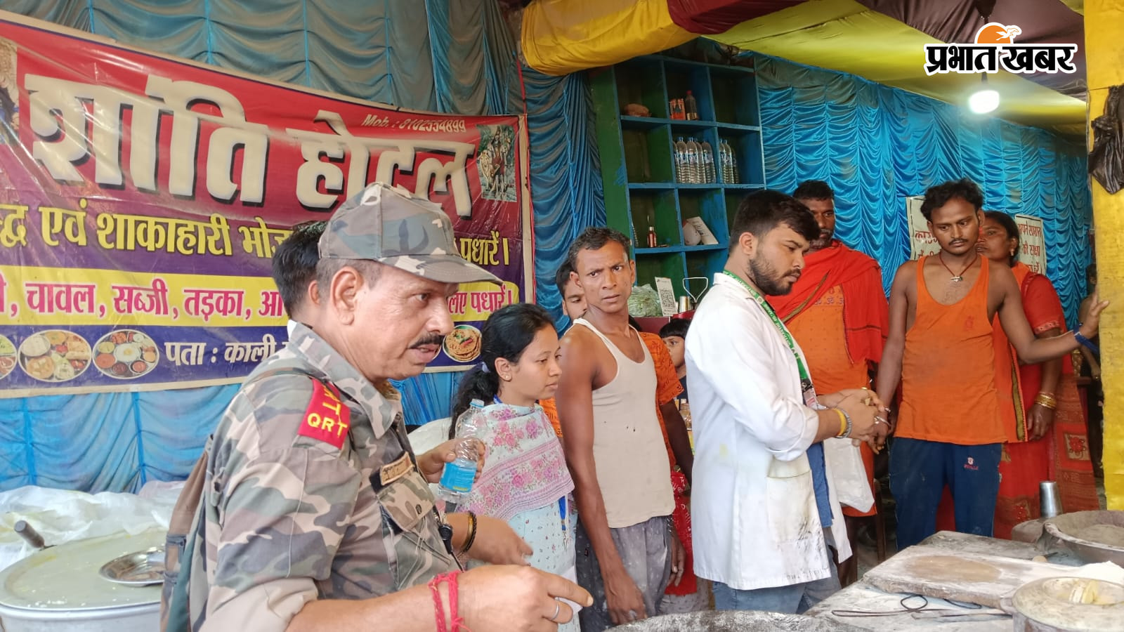 बासुकिनाथ श्रावणी मेला दुकान में जांच करते खाद्य सुरक्षा पदाधिकारी | Prabhat Khabar Network