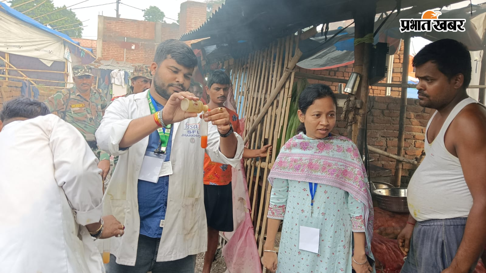बासुकिनाथ श्रावणी मेला दुकान में जांच करते खाद्य सुरक्षा पदाधिकारी | Prabhat Khabar Network