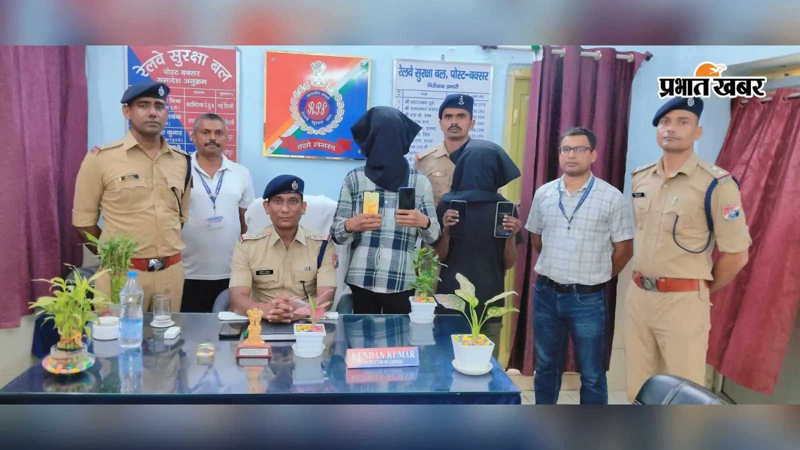 बक्सर स्टेशन पर ‘ऑपरेशन यात्री सुरक्षा’ में दो शातिर चोर गिरफ्तार, तलाशी में मिले चार महंगे मोबाइल
