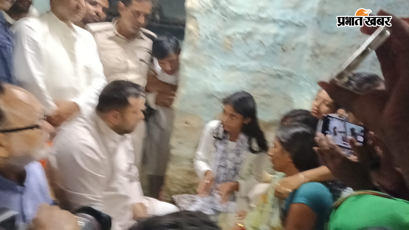 फोटो :- बेनीपट्टी के परकौली गांव में मृतक रौशन के परिजनों से बात कर घटना क्रम की जानकारी लेते व ढांढस बंधाते पूर्व उपमुख्यमंत्री तेजस्वी यादव | Prabhat Khabar Network