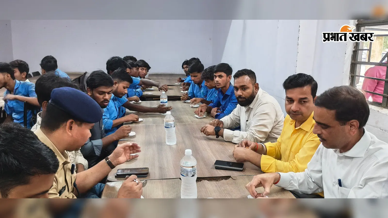 मोतिहारी: डीएम के सामने छात्रों ने गिनाईं स्कूल की समस्याएं, शिक्षक नहीं तो ऑनलाइन कोर्स से पढ़ाई का निर्देश
