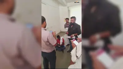 बीडीओ के नहीं मिलने पर भड़के बिरनी प्रमुख, कार्यालय के बाहर दिया धरना
