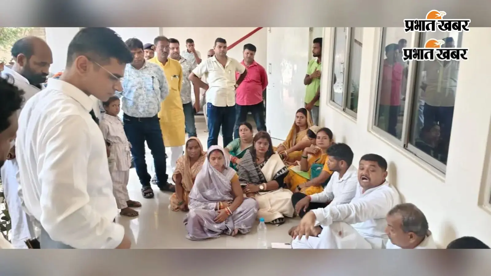 बेगूसराय के डीडीसी के देर से पहुंचने पर धरने पर बैठे जिला परिषद अध्यक्ष व पार्षद, 13 सदस्यों की मौजूदगी से बैठक स्थगित