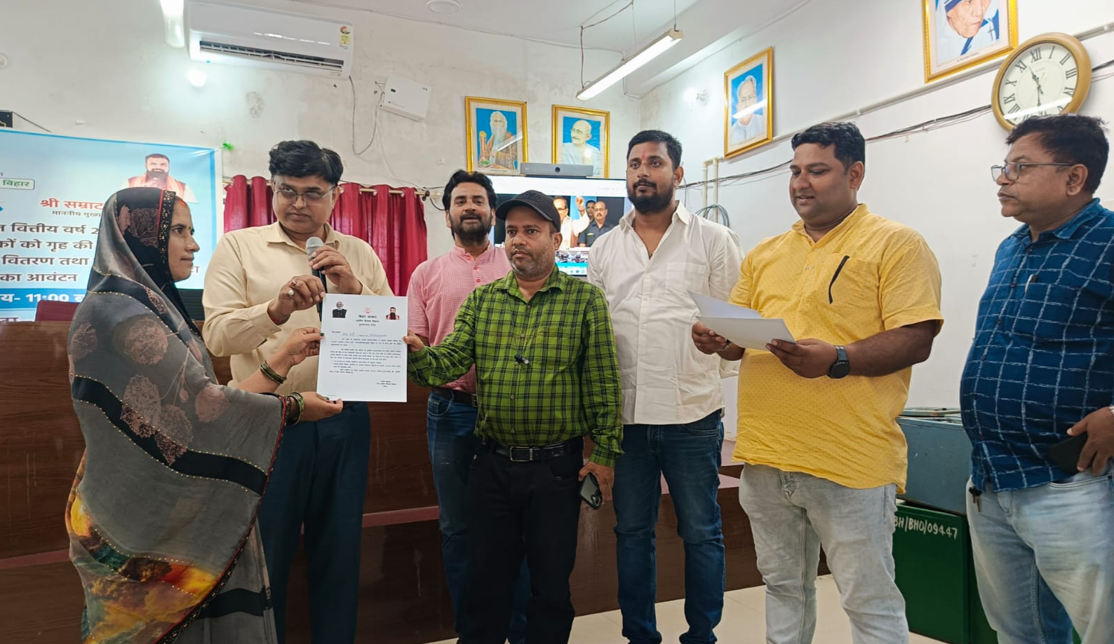 चाभी देते बिस सुत्री अध्यक्ष व पदाधिकारी स्वीकृति पत्र, संदेश पत्र  | Prabhat Khabar Network