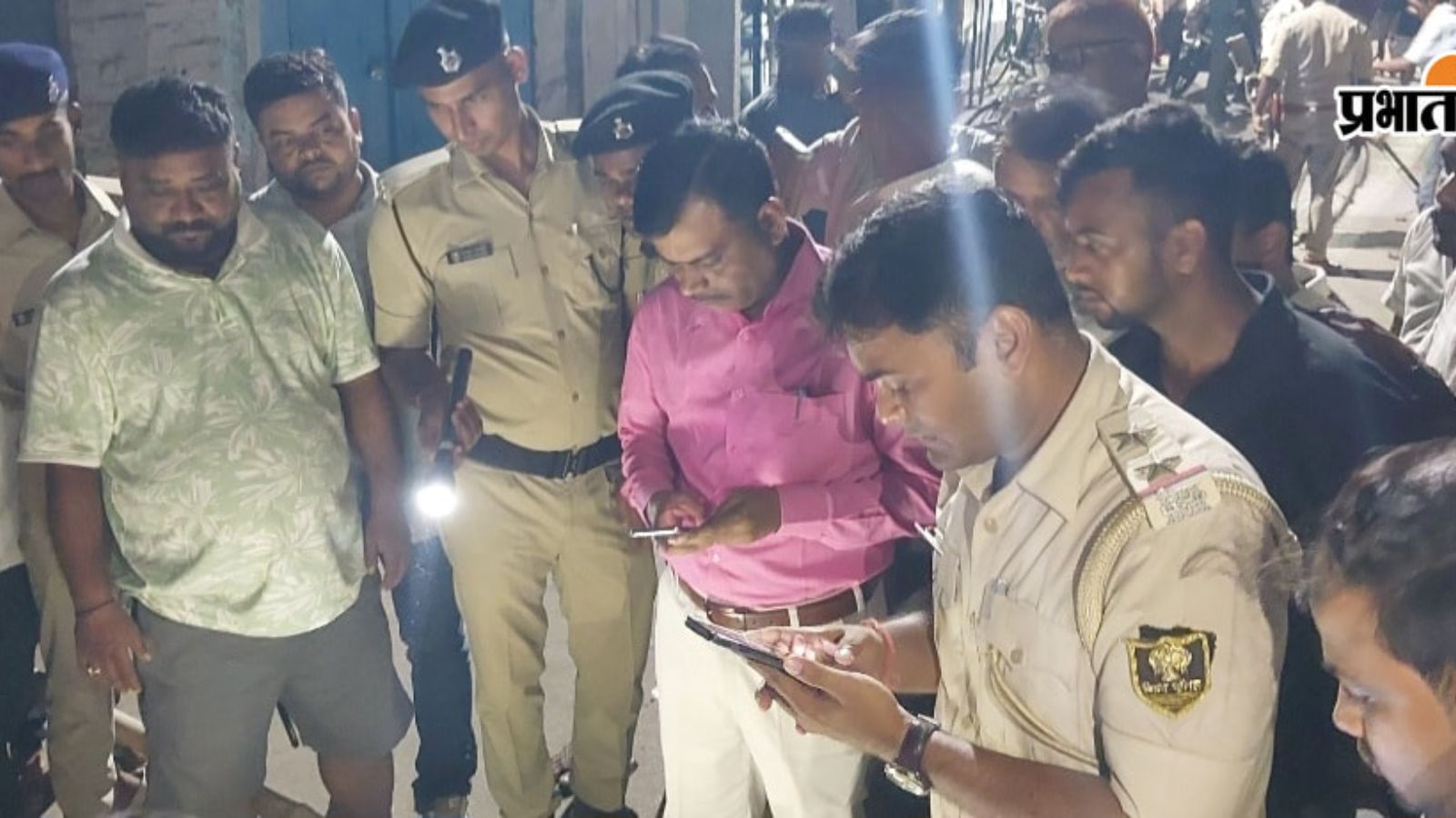घटनास्थल पर मामले की छानबीन करते डीएसपी