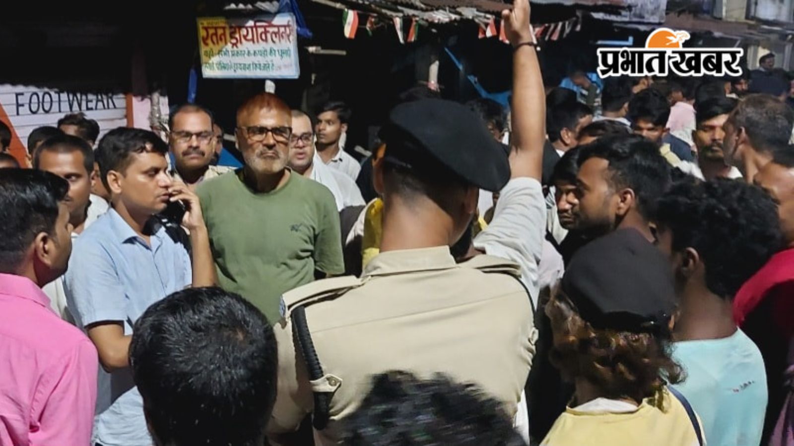 घटनास्थल पर लोगों को समझाते डीएसपी और थानाध्यक्ष