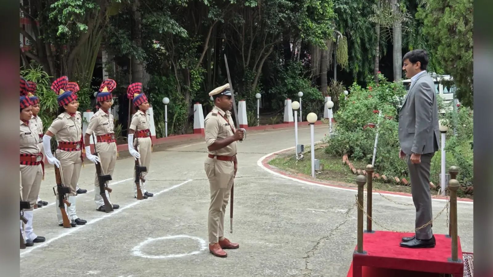 भोजपुर आगमन पर नवपदस्थापित डीएम मनेश कुमार मीणा को गार्ड ऑफ ऑनर देते पुलिसकर्मी